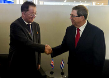 Bruno Rodríguez dialoga con el viceministro de Exteriores norcoreano, Kim Son-gyong, durante su encuentro celebrado el pasado 27 de septiembre en el marco de la Asamblea General de la ONU, en Nueva York. Foto: EFE.