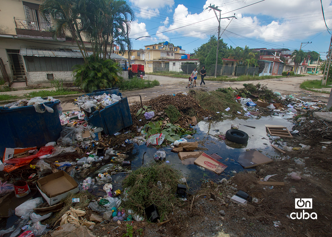 Basura y agua estancada en el reparto Sevillano. Foto: Otmaro Rodríguez.