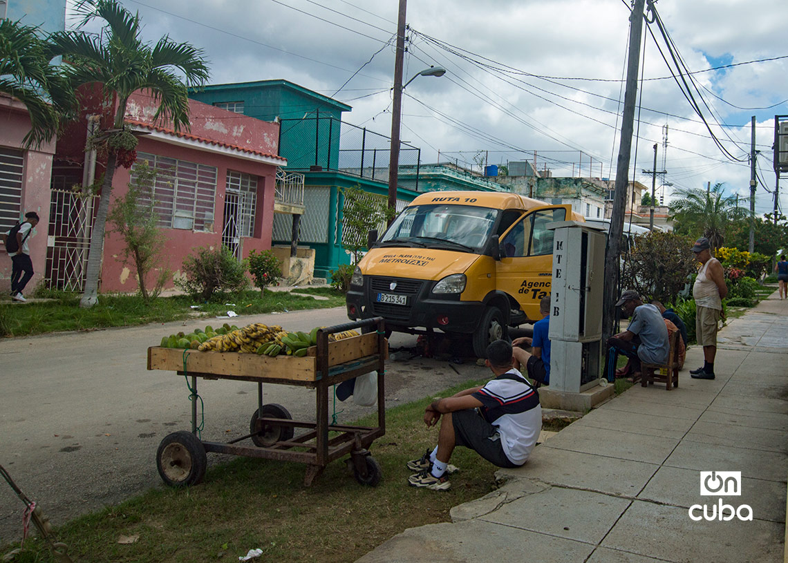 Vendedor de productos agrícolas (carretillero) en el reparto Sevillano. Foto: Otmaro Rodríguez.