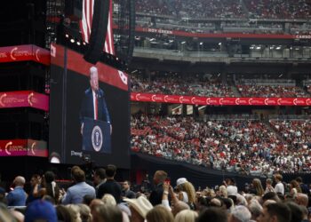 Visto desde una pantalla, Trump habla a una multitud de 73 000 personas. Foto: CAROLINE BREHMAN/EFE/EPA.