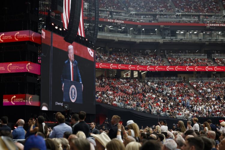 Visto desde una pantalla, Trump habla a una multitud de 73 000 personas. Foto: CAROLINE BREHMAN/EFE/EPA.