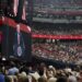 Visto desde una pantalla, Trump habla a una multitud de 73 000 personas. Foto: CAROLINE BREHMAN/EFE/EPA.