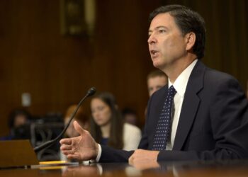 Un gran jurado federal imputó a Comey, el exdirector del FBI que investigó al presidente Trump por los posibles vínculos de Rusia con su campaña de 2016. Foto: EFE/ Shawn Thew /ARCHIVO.