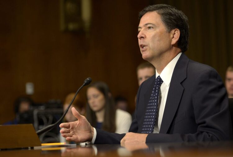 Un gran jurado federal imputó a Comey, el exdirector del FBI que investigó al presidente Trump por los posibles vínculos de Rusia con su campaña de 2016. Foto: EFE/ Shawn Thew /ARCHIVO.