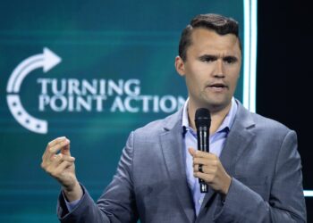 El comentarista y activista conservador Charlie Kirk durante un evento en West Palm Beach. Recibió un disparo hoy miércoles mientras intervenía en un evento en una universidad de Utah. Foto: EFE/EPA/CRISTOBAL HERRERA-ULASHKEVICH /ARCHIVO.