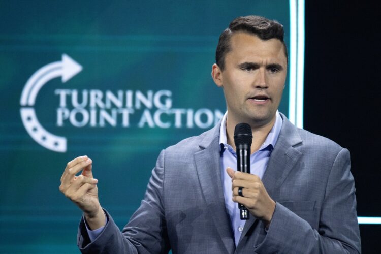 El comentarista y activista conservador Charlie Kirk durante un evento en West Palm Beach. Recibió un disparo hoy miércoles mientras intervenía en un evento en una universidad de Utah. Foto: EFE/EPA/CRISTOBAL HERRERA-ULASHKEVICH /ARCHIVO.