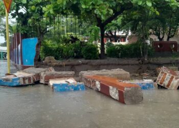 Las intensas lluvias han provocado derrumbes parciales de viviendas y muros en Santiago de Cuba. Foto: Facebook/TV Santiago.