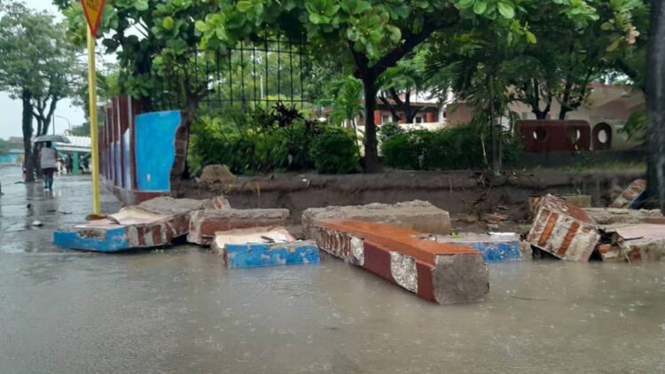 Las intensas lluvias han provocado derrumbes parciales de viviendas y muros en Santiago de Cuba. Foto: Facebook/TV Santiago.