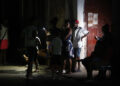 Personas hablan en una calle durante un apagón este miércoles en La Habana. Foto: EFE/ Ernesto Mastrascusa.