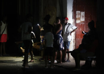 Personas hablan en una calle durante un apagón este miércoles en La Habana. Foto: EFE/ Ernesto Mastrascusa.