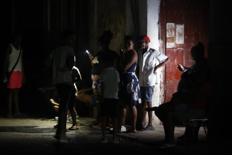 Personas hablan en una calle durante un apagón este miércoles en La Habana. Foto: EFE/ Ernesto Mastrascusa.
