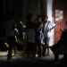 Personas hablan en una calle durante un apagón este miércoles en La Habana. Foto: EFE/ Ernesto Mastrascusa.