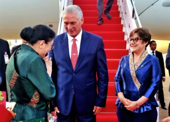 Díaz-Canel y su esposa Liz Cuesta al llegar a Laos. Foto: @PresidenciaCuba