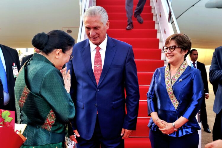 Díaz-Canel y su esposa Liz Cuesta al llegar a Laos. Foto: @PresidenciaCuba