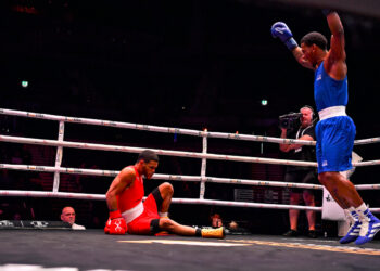 Erislandy Álvarez (rojo) fue sorprendido por el brasileño Yuri Falcao y quedó fuera de la final del Mundial. Foto: World Boxing.