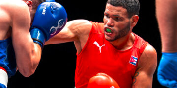El boxeador cubano Erislandy Álvarez (der) durante un combate, en una foto de archivo. Foto: Jacob Hammond / World Boxing / Archivo.