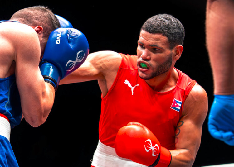 El boxeador cubano Erislandy Álvarez (der) durante un combate, en una foto de archivo. Foto: Jacob Hammond / World Boxing / Archivo.
