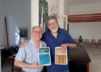 El Dr.Emilio Cueto, izq, junto al escritor Abel Prieto en Casa de las Américas. Foto tomada de la cuenta en X de  Abel Prieto.
