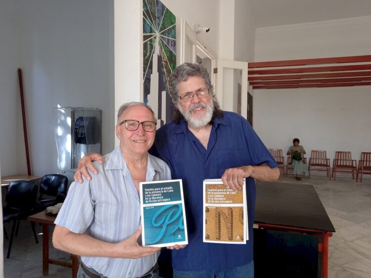 El Dr.Emilio Cueto, izq, junto al escritor Abel Prieto en Casa de las Américas. Foto tomada de la cuenta en X de  Abel Prieto.