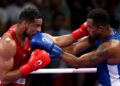 Los cubanos Enmanuel Reyes (rojo) y Loren Berto Alfonso (azul) ya se enfrentaron en los Juegos Olímpicos de París como representantes de España y Aazerbaiyán, respectivamente. Foto: Ali Haider/EFE/EPA.
