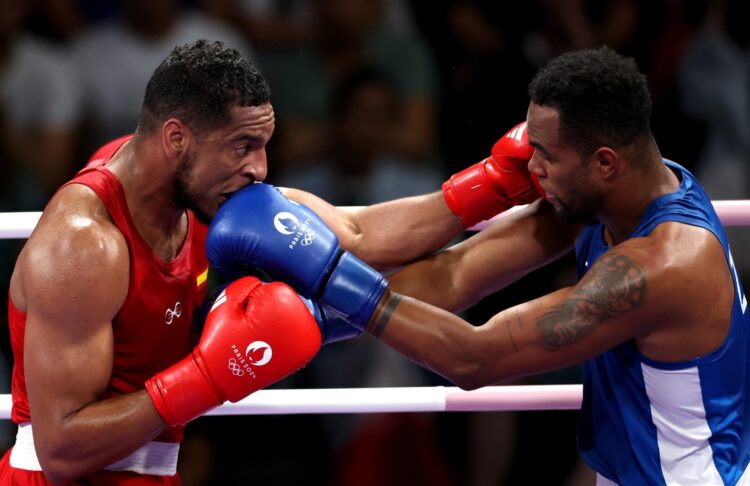 Los cubanos Enmanuel Reyes (rojo) y Loren Berto Alfonso (azul) ya se enfrentaron en los Juegos Olímpicos de París como representantes de España y Aazerbaiyán, respectivamente. Foto: Ali Haider/EFE/EPA.