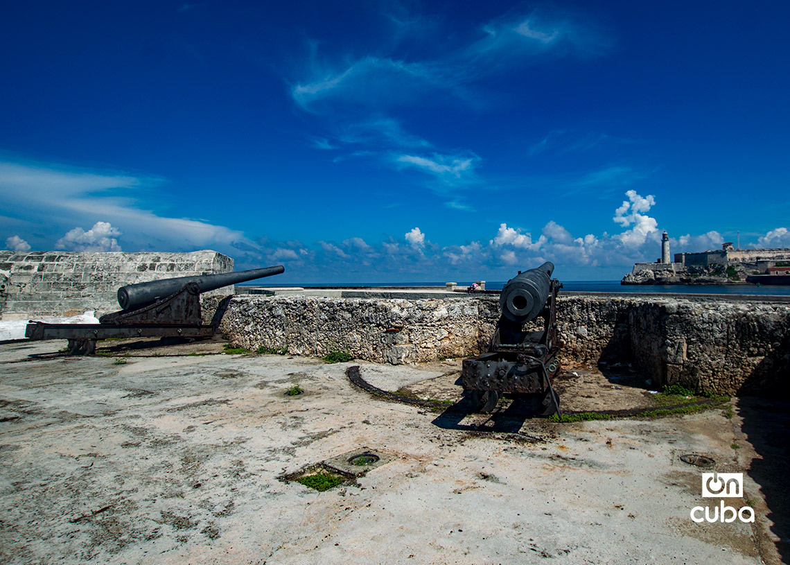 Cañones a la entrada de la bahía de La Habana, en la zona de La Punta. Enfrente, el Castillo del Morro. Foto: Otmaro Rodríguez.