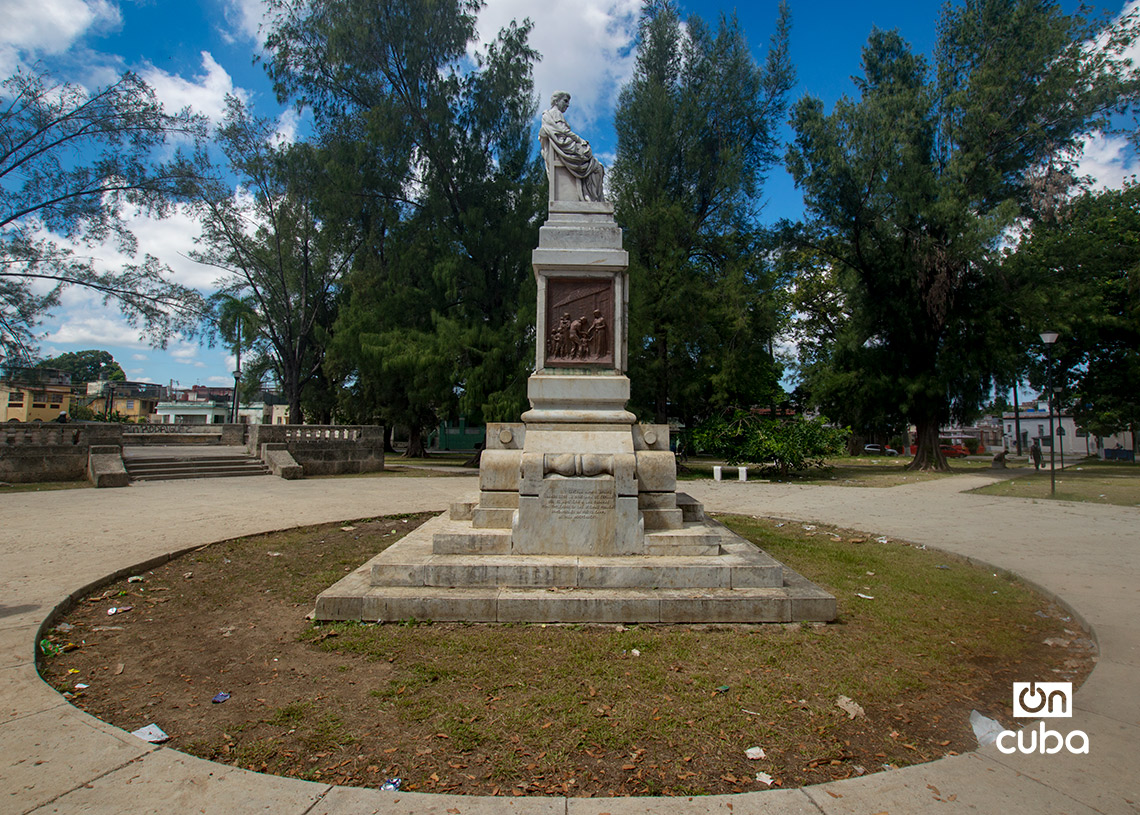 Estatua de Emilia Córdoba en el parque del mismo nombre, en el reparto Sevillano. Foto: Otmaro Rodríguez.