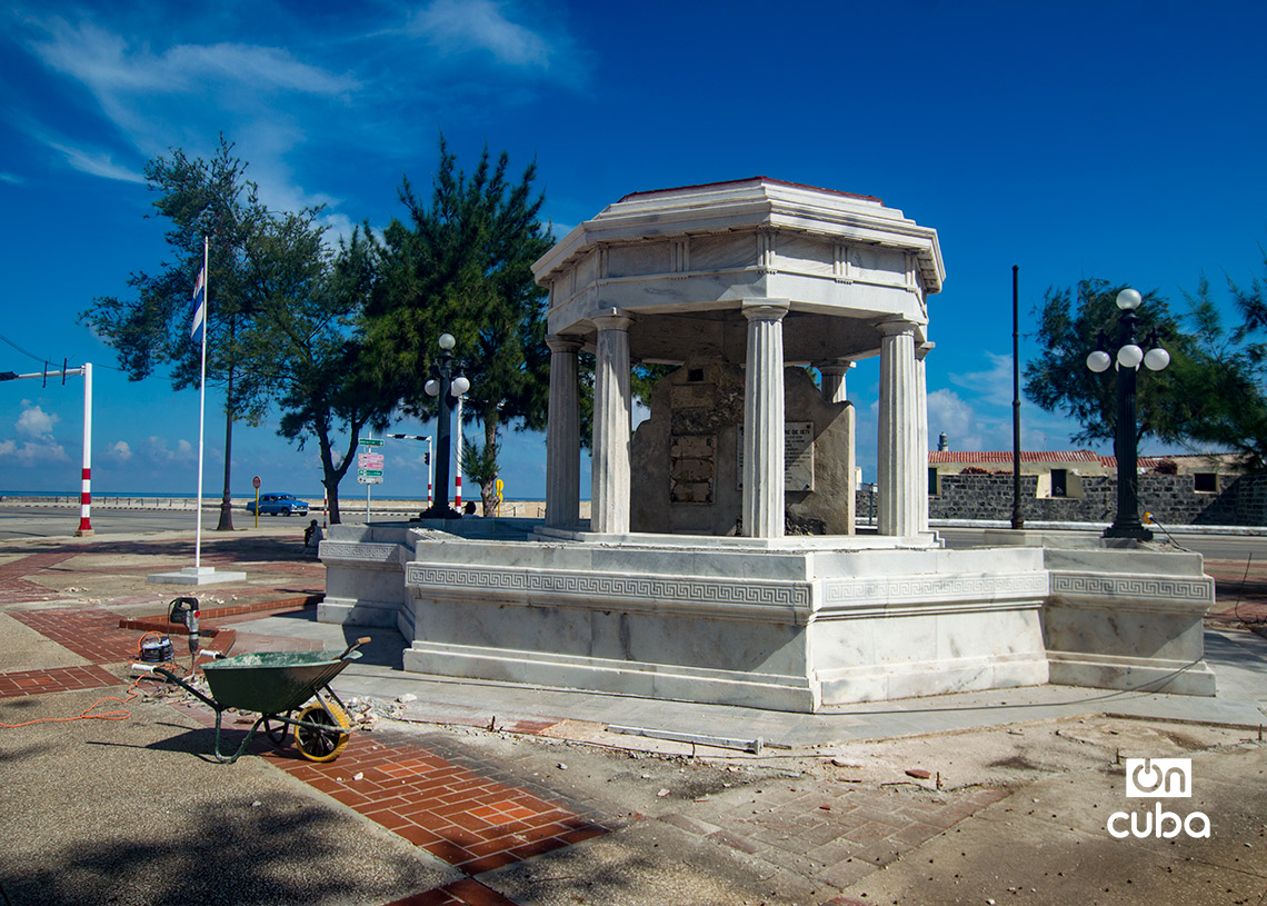Labores de restauración en los alrededores del monumento a los ocho estudiantes de medicina fusilados en 1871, en la zona de La Punta. Foto: Otmaro Rodríguez.