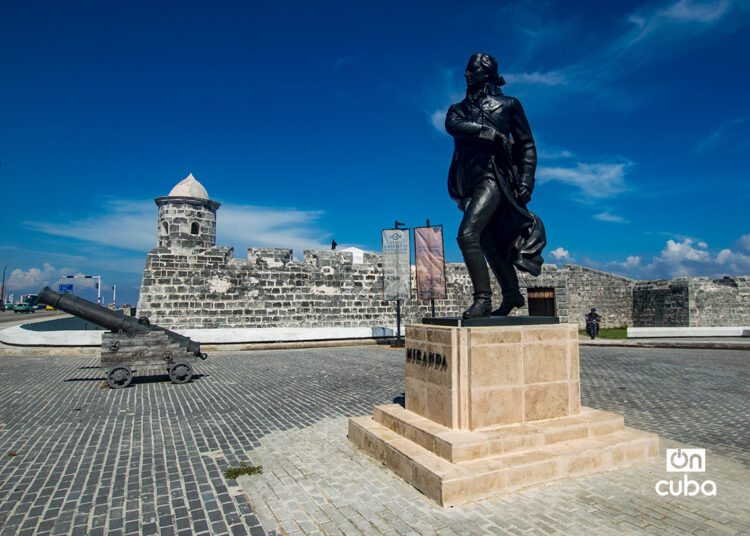 Estatua de Francisco de Miranda, en la explanada de La Punta y en los alrededores del castillo de igual nombre, en La Habana. Foto: Otmaro Rodríguez.