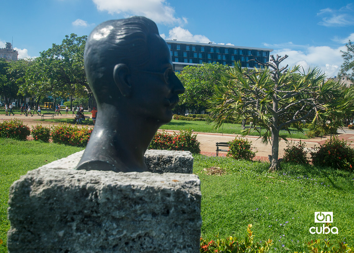 Busto de Fermín Valdez Domínguez en  zona de La Punta, en La Habana. Foto: Otmaro Rodríguez.
