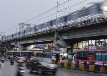 Un tren elevado sobre una carretera en Ciudad Quezón, Metro Manila, Filipinas, el 30 de septiembre de 2025. Foto: EFE/EPA/ROLEX DELA PENA.