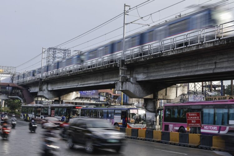 Un tren elevado sobre una carretera en Ciudad Quezón, Metro Manila, Filipinas, el 30 de septiembre de 2025. Foto: EFE/EPA/ROLEX DELA PENA.