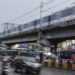 Un tren elevado sobre una carretera en Ciudad Quezón, Metro Manila, Filipinas, el 30 de septiembre de 2025. Foto: EFE/EPA/ROLEX DELA PENA.