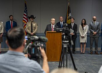 El fiscal Jeff Gray durante una conferencia de prensa en Utah en la que se exponen los cargos contra Tyler Robinson por el asesinato de Charlie Kirk. Foto: EFE/EPA/MARIELLE SCOTT.