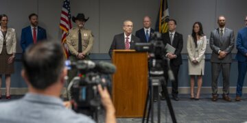 El fiscal Jeff Gray durante una conferencia de prensa en Utah en la que se exponen los cargos contra Tyler Robinson por el asesinato de Charlie Kirk. Foto: EFE/EPA/MARIELLE SCOTT.