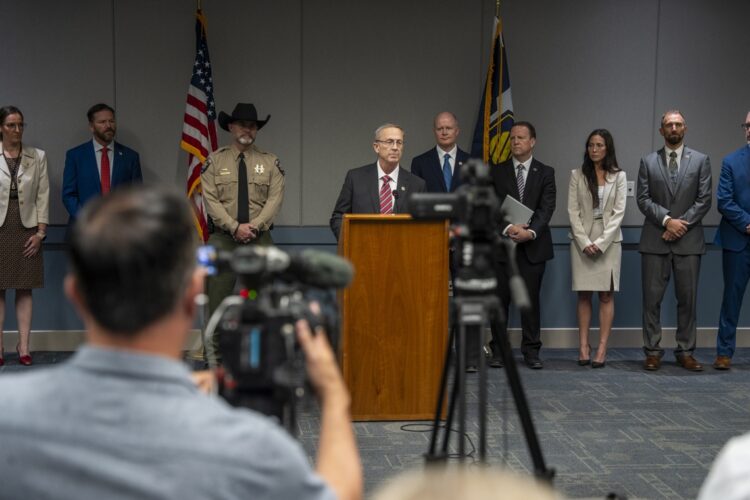 El fiscal Jeff Gray durante una conferencia de prensa en Utah en la que se exponen los cargos contra Tyler Robinson por el asesinato de Charlie Kirk. Foto: EFE/EPA/MARIELLE SCOTT.
