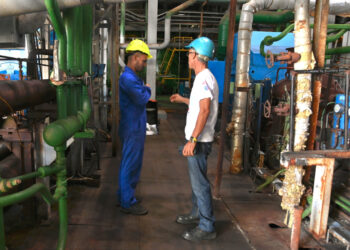 Trabajadores de la central termoeléctrica Antonio Guiteras, en Matanzas, que a finales de 2025 comenzará un período de seis meses de reparación capital. Foto: Presidencia Cuba.