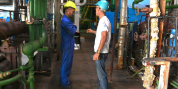 Trabajadores de la central termoeléctrica Antonio Guiteras, en Matanzas, que a finales de 2025 comenzará un período de seis meses de reparación capital. Foto: Presidencia Cuba.