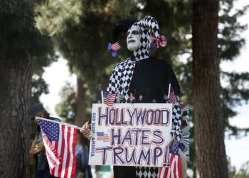 Vista de una protesta organizada en Hollywood en contra de Donald Trump, en una fotografía de archivo. Foto: Caroline Brehman/EFE.