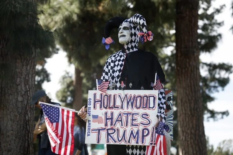 Vista de una protesta organizada en Hollywood en contra de Donald Trump, en una fotografía de archivo. Foto: Caroline Brehman/EFE.