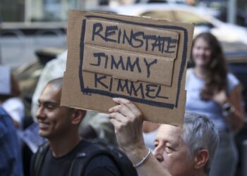 Personas se manifiestan en Nueva York por la cancelación del programa de Jimmy Kimmel tras un comentario sobre el asesinato del activista ultraconservador Charlie Kirk. Foto: EFE/ Sarah Yenesel.
