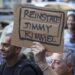 Personas se manifiestan en Nueva York por la cancelación del programa de Jimmy Kimmel tras un comentario sobre el asesinato del activista ultraconservador Charlie Kirk. Foto: EFE/ Sarah Yenesel.
