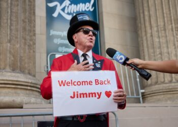 El actor Gregg Donovan le da la bienvenida al regreso del show de Jimmy Kimmel. Foto:  EFE/EPA/ALLISON DINNER.