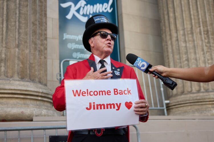 El actor Gregg Donovan le da la bienvenida al regreso del show de Jimmy Kimmel. Foto:  EFE/EPA/ALLISON DINNER.