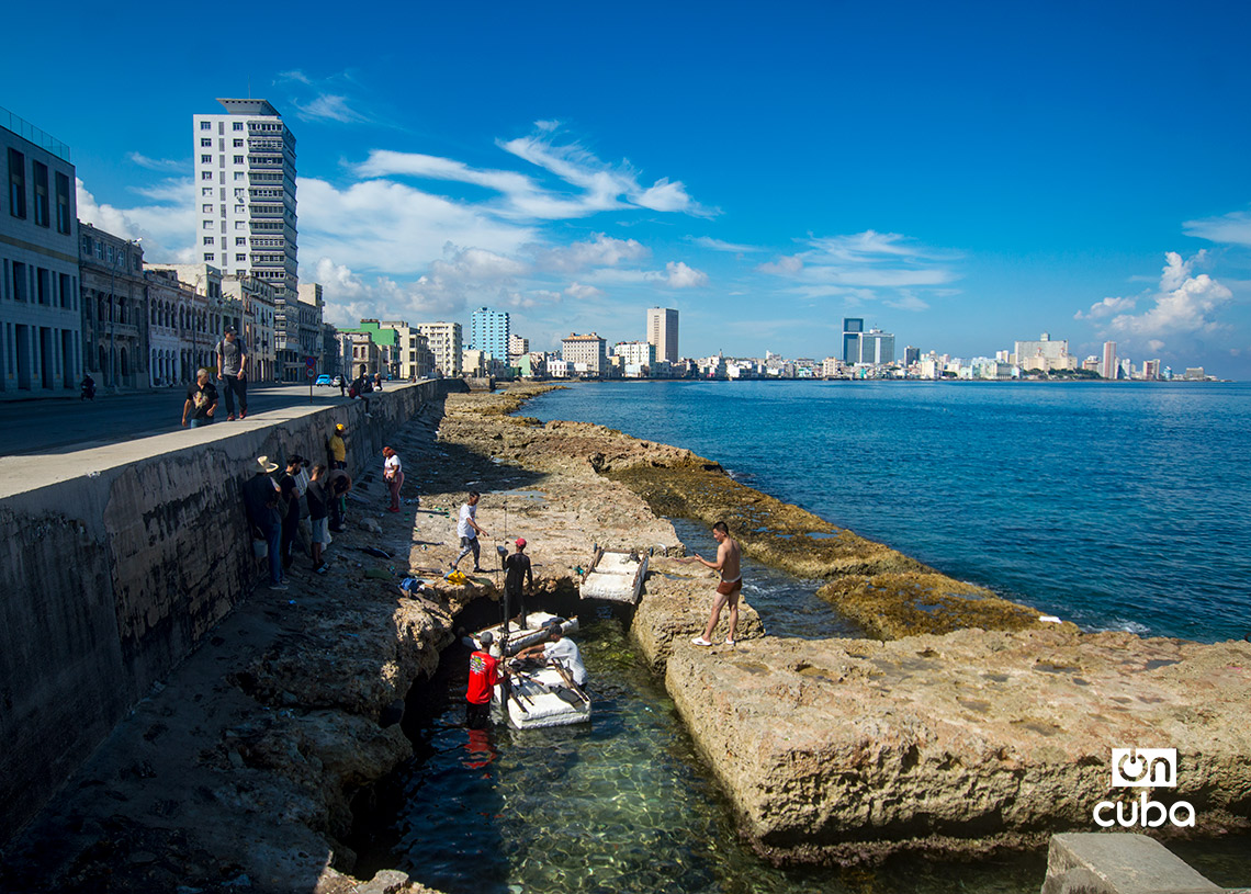 Pescadores en La Punta. Foto: Otmaro Rodríguez.