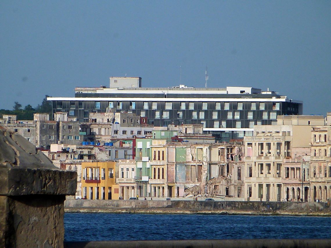 El lujoso Hotel Packard detrás de una urdimbre de edificios deteriorados o colapsados, en La Habana. La distorsión inversionista, que ha privilegiado la construcción hotelera por sobre otras prioridades sociales, ha resentido al sector vivienda. Foto: AMD.