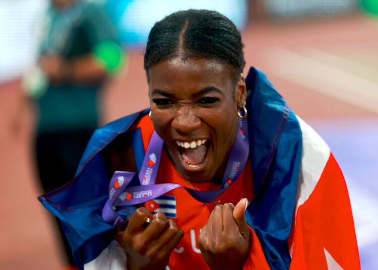 Leyanis Pérez celebra el título en el triple salto del Campeonato Mundial de atletismo de Tokio 2025. Foto: Alex Plavevski/EFE/EPA.