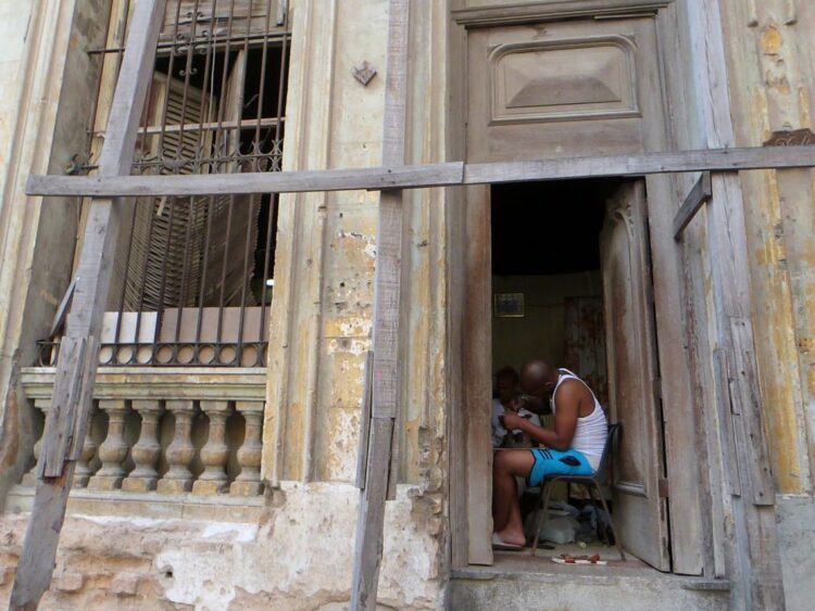 La reparación y construcción de viviendas en Cuba a través de subsidios estatales atraviesa su peor momento desde el inicio del programa gubernamental de la vivienda. Foto: AMD.