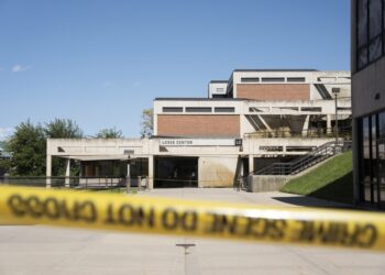 El Centro Losee tras el asesinato de Charlie Kirk, director ejecutivo y cofundador de la organización juvenil conservadora Turning Point USA. El sospechoso sigue prófugo. Foto: EFE/EPA/MARIELLE SCOTT.