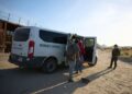 Migrantes suben a una camioneta de la Patrulla Fronteriza de Estados Unidos. Foto: Allison Dinner / EFE / EPA / Archivo.